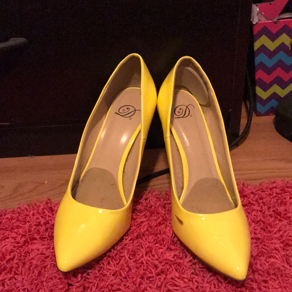 10$ Sale ! Yellow pumps